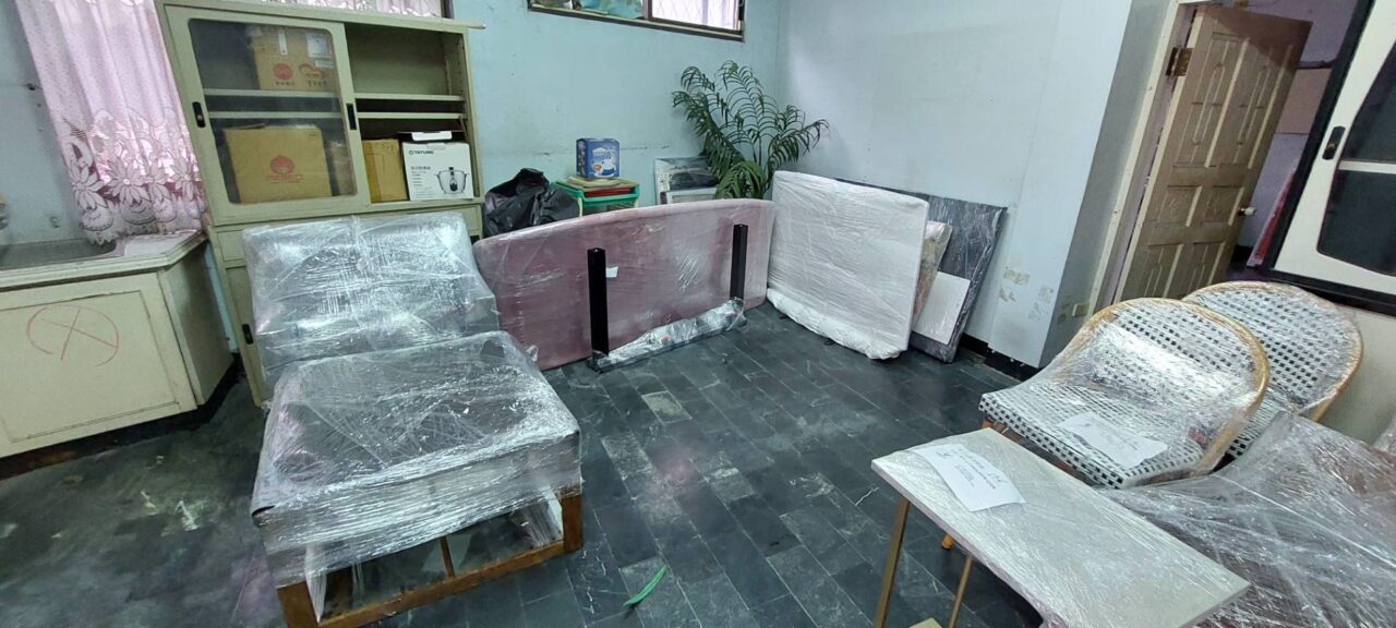 由於高通公司在台灣和美國都設有分公司，兩地之間的人員往來相當頻繁，劉先生在公司內部打聽後，發現之前有好幾位同事在台灣美國之間的跨國般家或寄送大件行李都是委託Ship2TW這家跨國海運公司負責，「我之前從台灣搬家到聖地牙哥時就是用Ship2TW海運公司，」同事王工程師分享他的經驗，「Ship2TW公司的國際搬家服務很專業，價格費用也合理，而且是台灣人開的公司，溝通起來完全沒有障礙。」，另一位同事陳博士也補充：「我上次從聖地牙哥寄行李回台灣也是找Ship2TW國際搬家公司，從頭到尾的服務都很到位，費用合理沒有任何額外收費，強烈推薦！」