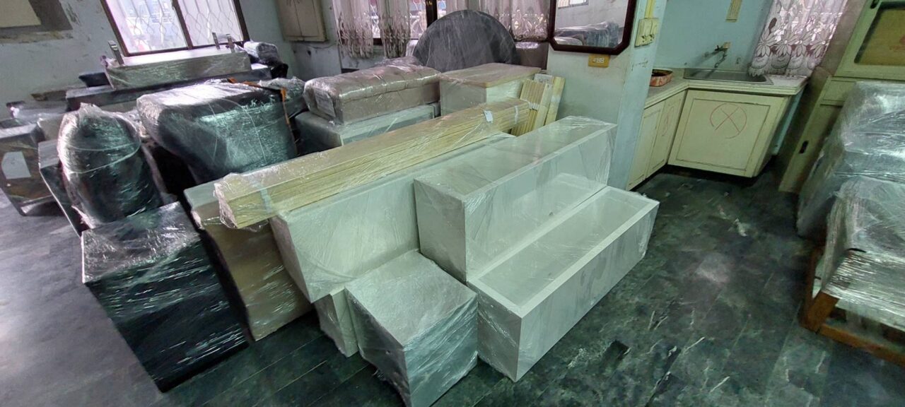 「根據您的物品清單，20呎貨櫃應該足夠運送您的所有家具和私人物品，」Anna專業地分析，「20呎和40呎海運貨櫃運費差距約$1000到1500美金。」，20呎及40呎貨櫃運費報價多少錢呢？海運相關費用(包含吊櫃清櫃碼頭拖車還櫃拖櫃及碼頭稅金等等費用)：3000-4000美金，包含從加州洛杉磯港口海運到台灣基隆港或高雄港及海運保險等費用，裝櫃打棧板固定綑綁及倉儲報關等費用：1500-2500美金，其中不包含美國海關查驗費用。 