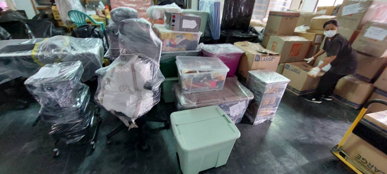「如果您的物品較多，或是想要有較寬裕的裝載空間，例如有些家具怕被擠壓到，可以選擇浪費一些上面的空間，讓貨物上面沒有其他貨物堆疊，雖然浪費空間，但是可以增加安全性，如果這樣可以考慮40呎貨櫃報價，」Anna建議，「不過因為劉先生想把許多大型家具送人或丟棄，根據目前提供的行李清單，20呎貨櫃空間應該是最經濟安全的選擇。」。