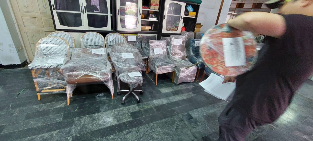 「所有物品都完好無損，」劉先生檢查後滿意地說，「從打包到送達，整個過程都很順利，沒有任何問題。」Ship2TW貨運團隊不僅協助搬運物品，還提供了餐桌床組家具組裝服務，看著熟悉的家具在新家中重新組合，劉先生一家人很快就有了家的感覺，最終劉先生的國際搬家總費用為8500美金，不僅完全在公司補助範圍內，還獲得了1500美金的交通補貼，更重要的是，他在聖地牙哥的房子很快就以每月4500美金的價格租了出去，「扣掉台北每月2200美金的租金，我們還有2300美金的淨收入，」劉先生對妻子說，「這筆收入足夠支付我們在台灣的基本生活開銷了。」，劉先生的小孩也順利進入台北的國際學校就讀，開始學習中文，每個週末，劉先生都會開車到桃園探望父母，一家人的生活品質大幅提升。