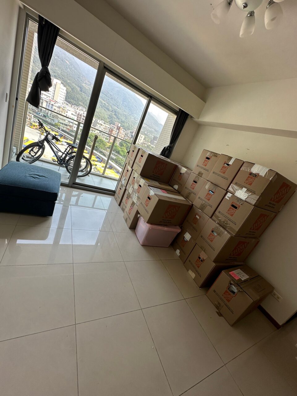 在美國加州聖地牙哥的Qualcomm高通公司總部，劉先生站在辦公室的落地窗前遙望遠處的太平洋彼端的台灣，心中思索著即將到來的人生新篇章，大學畢業後來美國UCSD加州大學聖地牙哥分校取得電腦科學博士學位後，他就加入了全球通訊技術巨擘Qualcomm高通公司，這一待就是十年，這十年間劉先生從一位初出茅廬的工程師成長為團隊的核心技術骨幹，參與了多個5G通訊技術的重要研發專案，劉先生與妻子在聖地牙哥的四房的獨棟房屋共組了溫馨的家庭，五年前更迎來了他們的第一個孩子的誕生，整個生活充滿了歡樂及前進的動力。
