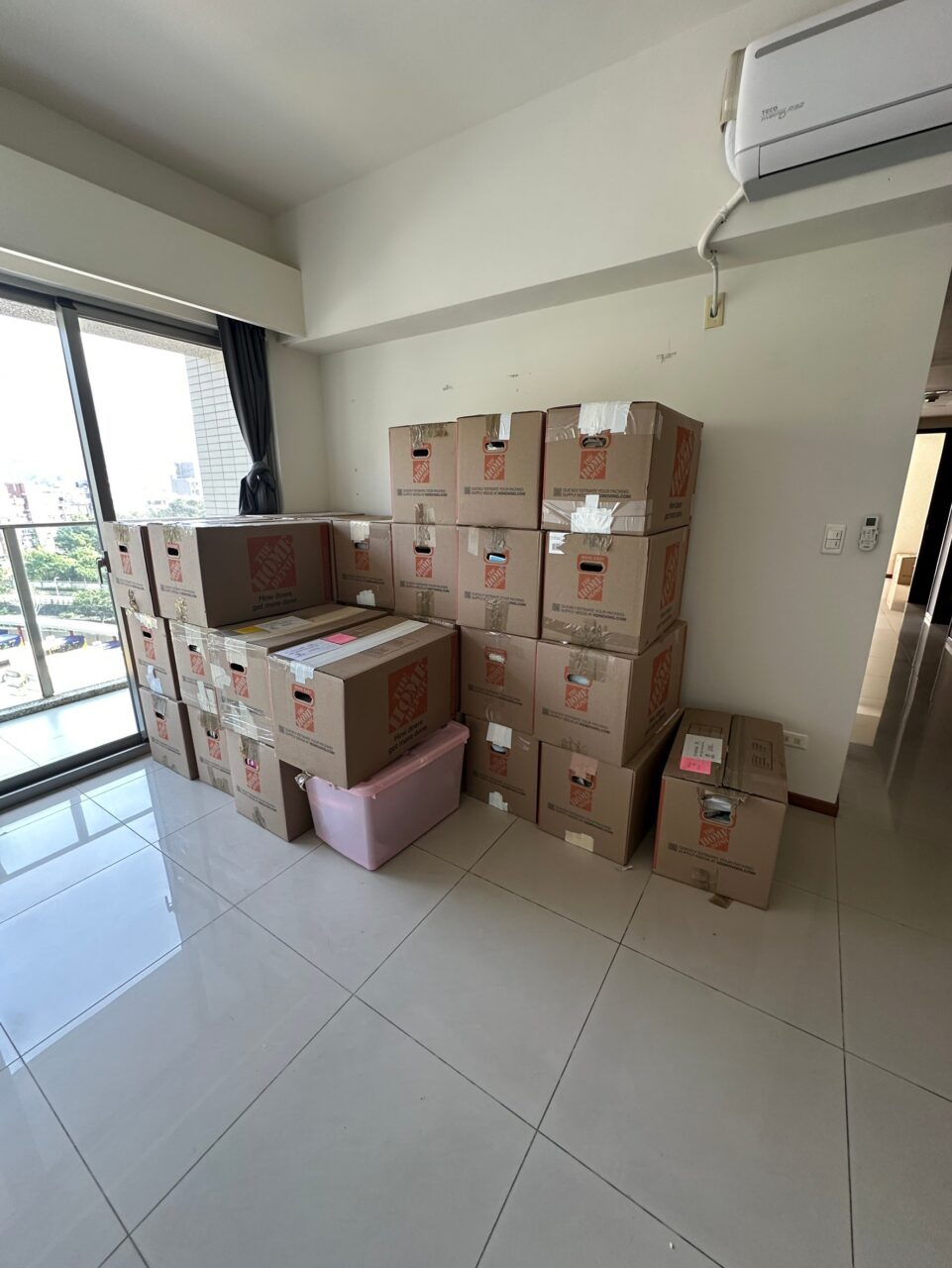 這樣一來聖地牙哥的租金收入不僅能夠支付台北的租金，還能有相當的結餘，「光靠美國的租金收入，我們在台灣就可以生活得非常好了，」妻子開心地說。然而要將房子出租，就必須先將房子搬空。劉先生決定將所有家具、餐桌、沙發、電視、床墊、照片、藝術品、書籍及衣物等海運到台灣，當初這些家具都是精心挑選，直接丟棄太可惜，送人也沒有人要，而且在台灣重新購買相同品質的家具也需要一大筆費用。
