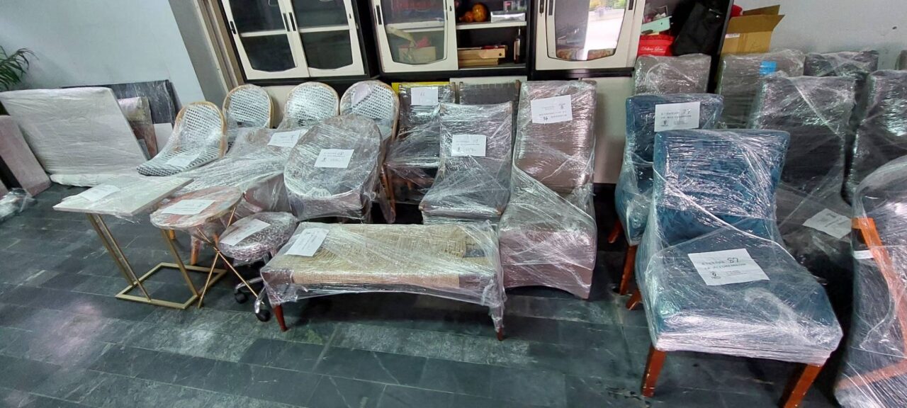 高科技大公司高通公司對於外派員工提供了完善的福利制度，其中包括國際搬家費用補助，公司規定搬家費用補助根據職等設有上限，劉先生年資及職等屬於高階主管有約一萬美金搬家補助，如果實際費用低於一萬美金，多出來的部分可以作為員工的交通補貼；但如果超過一萬美金，超出的部分就要由員工自己負擔。「這個制度設計得很聰明，」劉先生分析，「如果我能找到費用合理的搬家公司，不僅能順利把東西運到台灣，還能拿到額外的補貼。」。